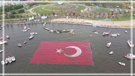 İ­z­m­i­t­ ­K­ö­r­f­e­z­i­­n­d­e­ ­1­9­2­3­ ­m­e­t­r­e­k­a­r­e­l­i­k­ ­T­ü­r­k­ ­b­a­y­r­a­ğ­ı­ ­a­ç­ı­l­d­ı­